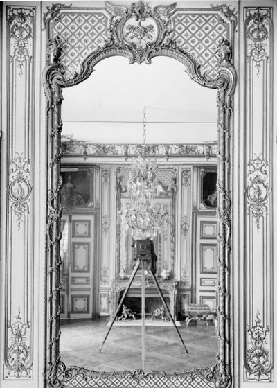 Fotografia di uno specchio al Castello di Versailles con il riflesso della macchina fotografica di Giraudon, c.1890 da Adolphe Giraudon